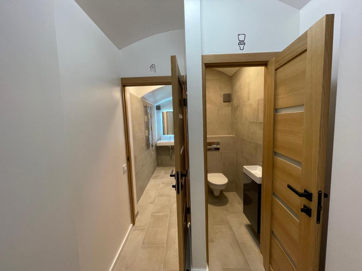 Modern In Center I 2 *